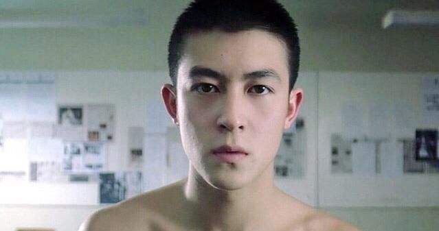 陈冠希|41岁陈冠希街头拍写真，路透照下满脸沧桑憔悴，发际线飙升严重秃鬓角