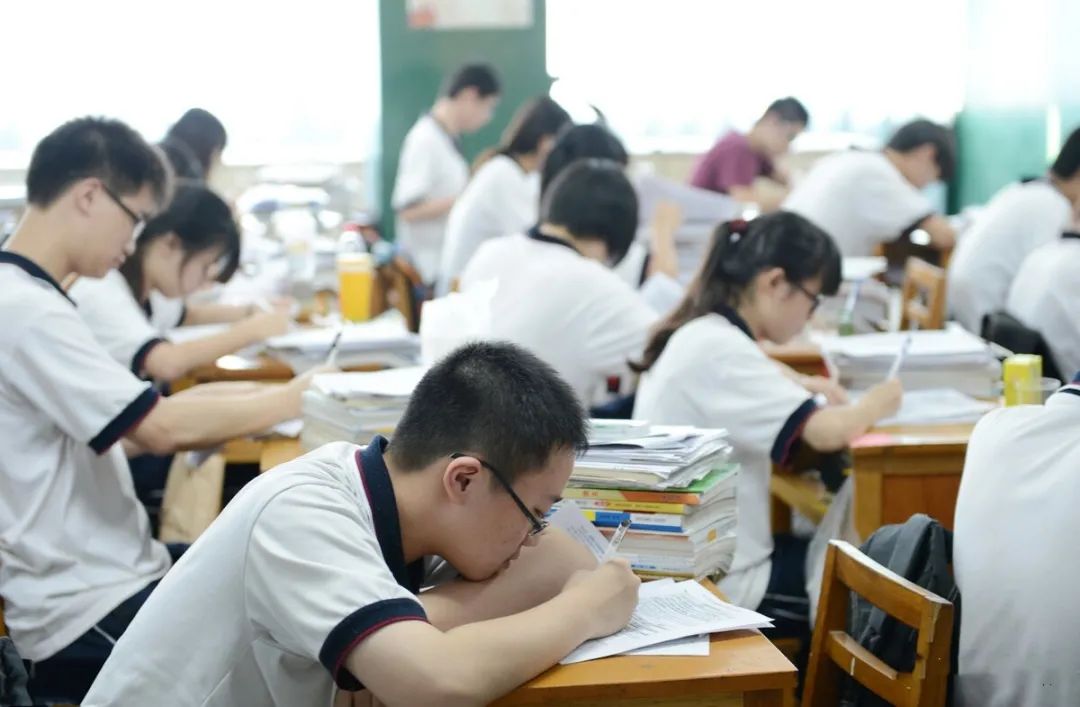 C妈学堂|班里一直考第一的学生就是学霸?“真伪学霸”要分清,别被骗了