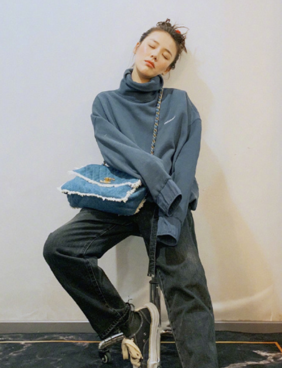 何有强 马思纯瘦下来更有“少女感”,穿白毛衣配短裙,甜美温柔又减龄