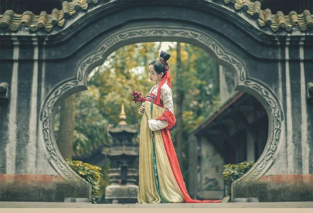 |秋日的中式庭院，一缕阳光，两个人，一壶茶，一盘棋，安静从容