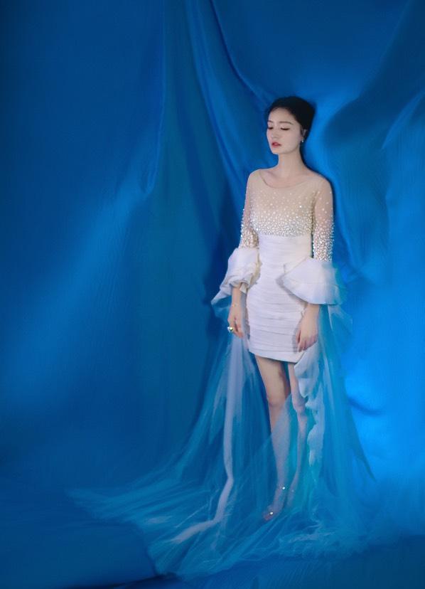 李沁|李沁薄纱连衣裙出镜，身材略显丰满，御姐范儿十足！