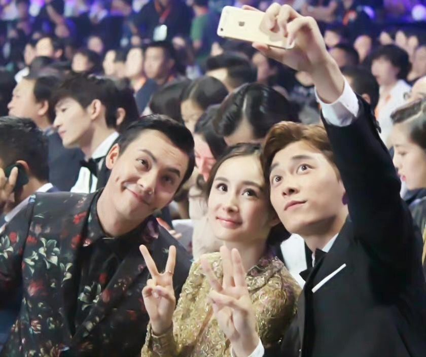 |《步步惊心》幕后旧照，刘诗诗放肆大笑超可爱，林更新抽烟环境颇搞笑