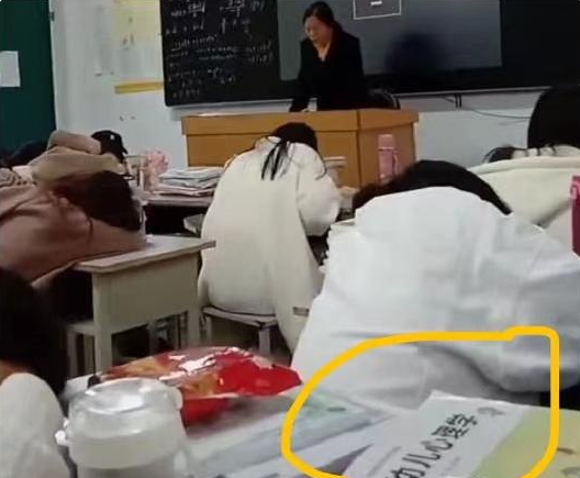 大树说教育|学幼师的职校生上课睡到一片，老师讲台上淡定上课，画面叫人感慨
