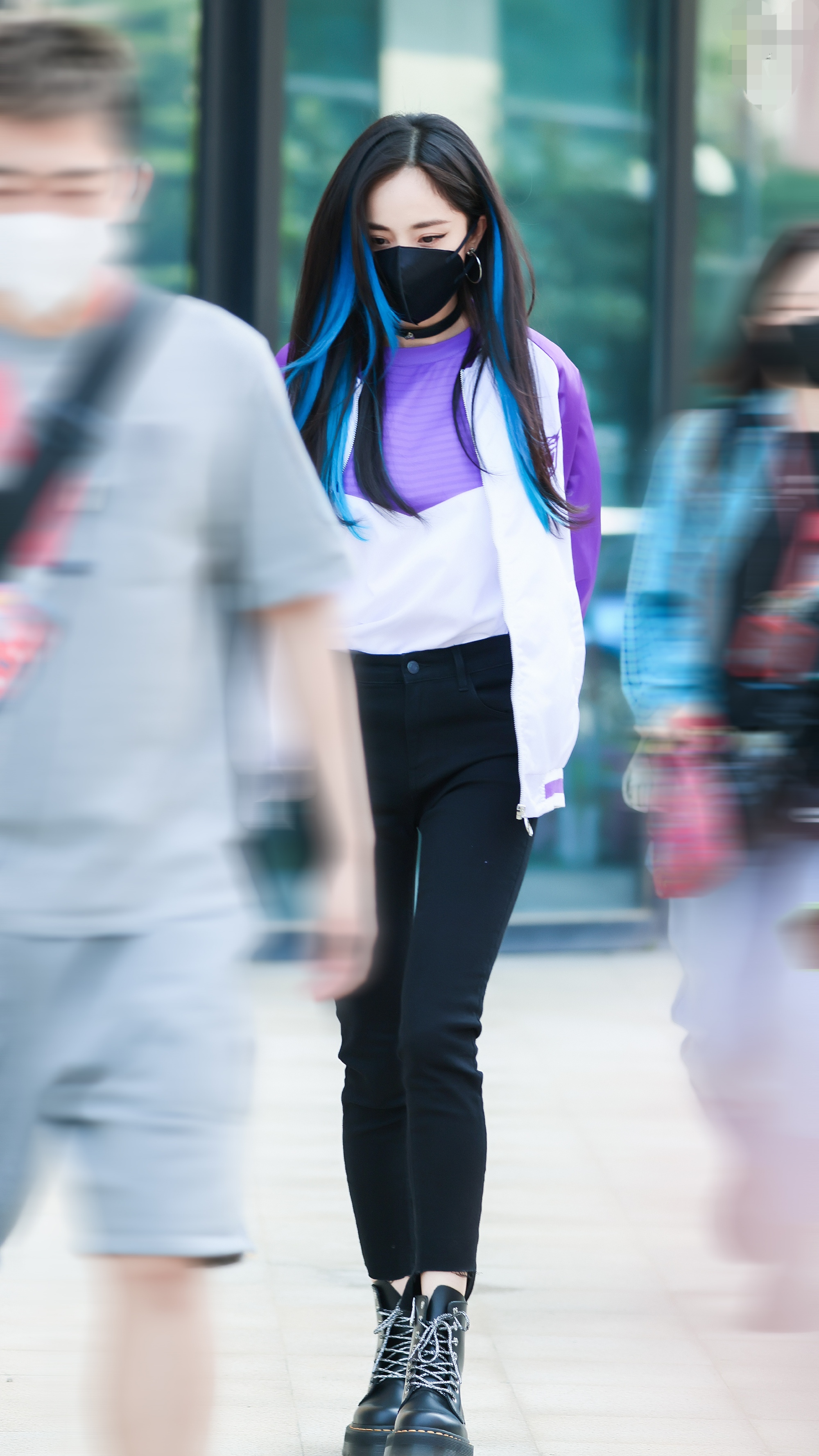 黄晓明|杨幂“非主流”造型,蓝色挑染发型配上挑眼线,拽到没朋友!