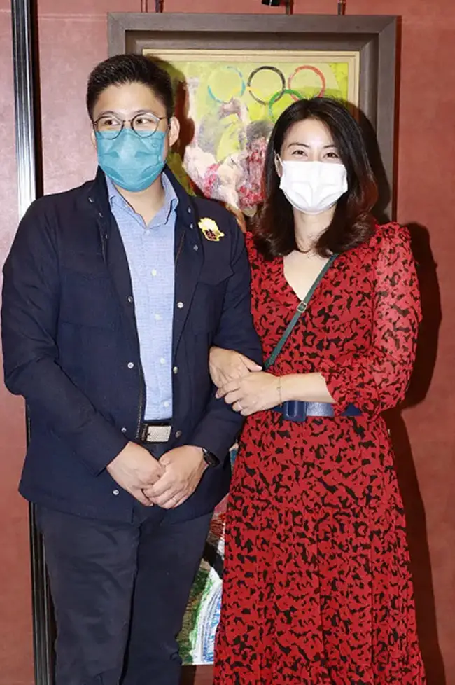 郭晶晶|郭晶晶罕见烫贵妇卷,穿红色长裙笑出月牙眼,坐明星中间也抢眼