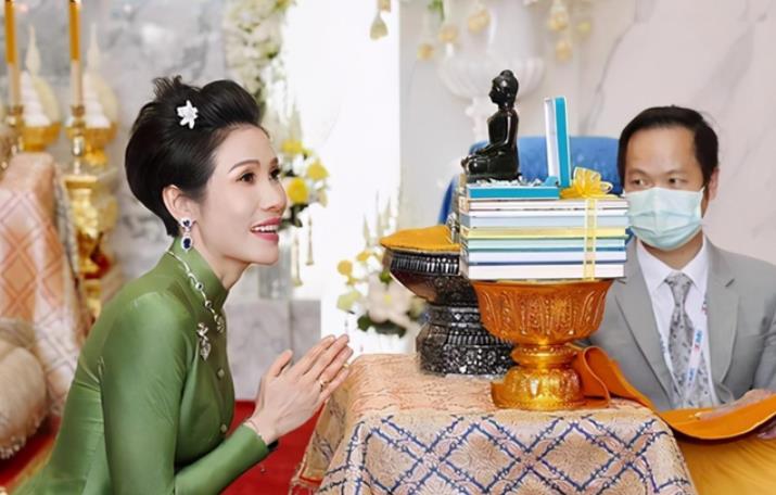 诗妮娜|苏提达亮相小动作不断，删减诗妮娜高光镜头，经历失宠不知退让