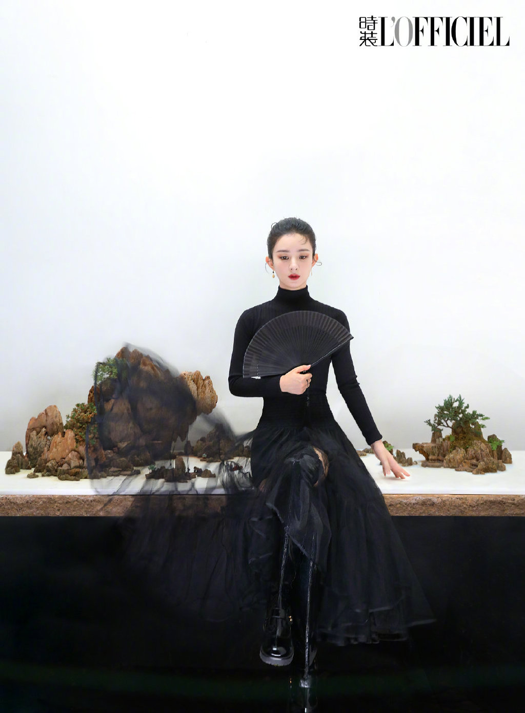 赵丽颖|赵丽颖写意国风大片释出，持折扇漫步氛围感拉满，自称天赋与努力并存