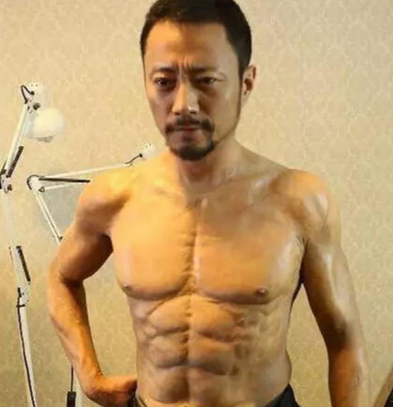 梅利爱说事 任嘉伦新戏疑用假腹肌，与真实身材有差距，粉丝解释是剧方需要