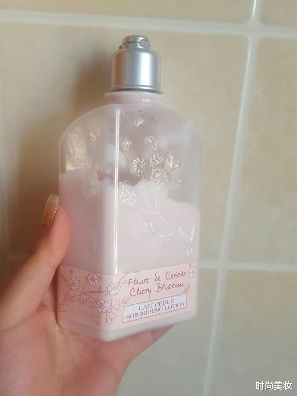 时尚美妆|许晴很有少女感，腿部皮肤白嫩有光泽，真会保养