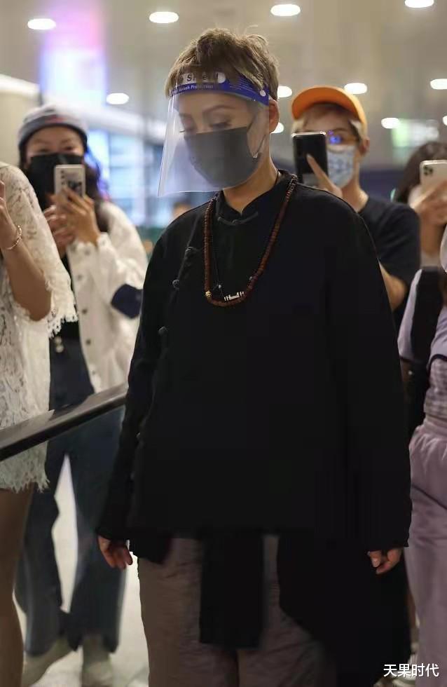 天果时代 宁静也太飒了吧!黑色盘扣上衣搭配复古串珠,个性炫酷又有魅力