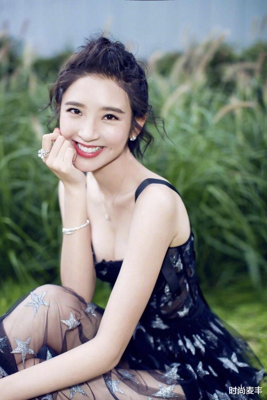 时尚麦丰|唐艺昕造型有点酷,黑色闪钻泡泡袖上衣配黑裤子,诠释甜飒之美