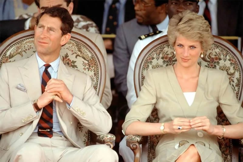 闸坡 弯腰脚肿拄拐杖，95岁的英国女王确实老了，73岁的查尔斯能继位吗