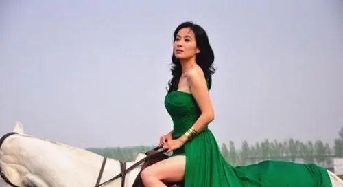 柳岩|她被誉为“绯闻女王”，曾插足张卫健的恋情，与男友前任吵上法庭