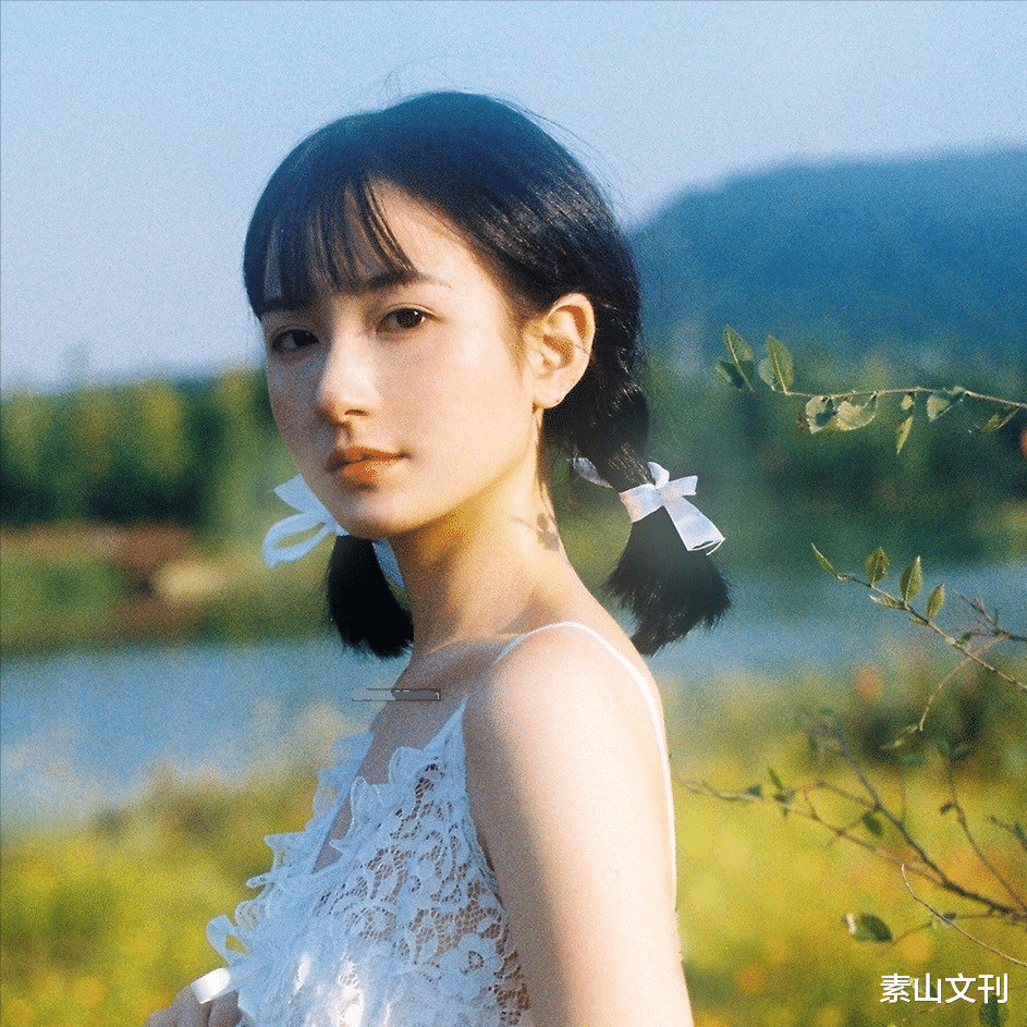 素山文刊 小姑子发现嫂子在家偷人，嫂子：出去别乱说，否则让你和我一样