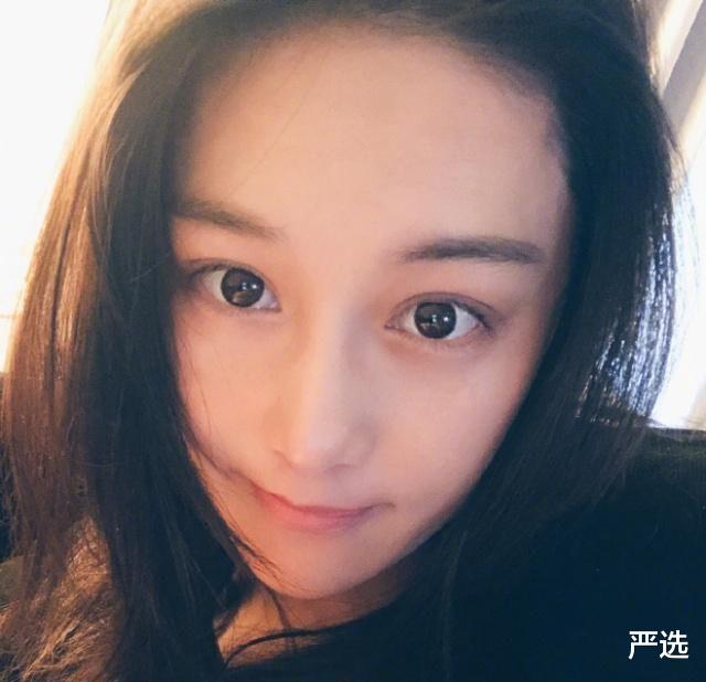 张馨予|张馨予与老公现身街头，排队买烧饼素质高，原来她不化妆也会描眉