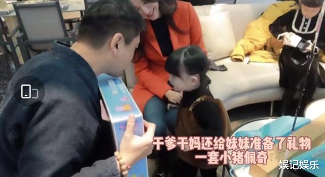 朱孝天|朱孝天携妻子给干女儿庆生，送贵重礼物超宠溺，因疾病至今未生育