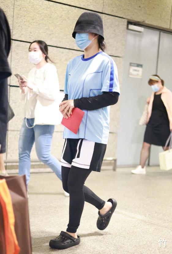 谢娜|谢娜复工后现身机场，一身运动装搭配拖鞋，扎两个羊角辫活力满满