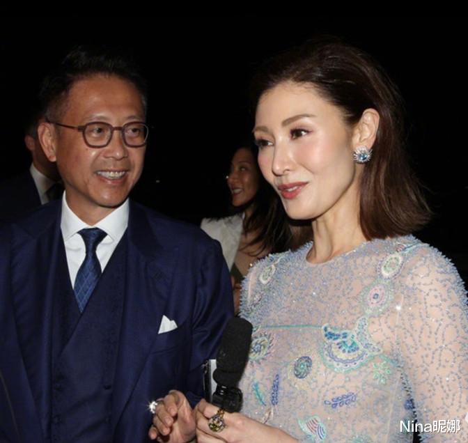 刘德华|李嘉欣终于守住富婆颜面！穿刺绣裙赴宴不输汪诗诗，姜还是老的辣