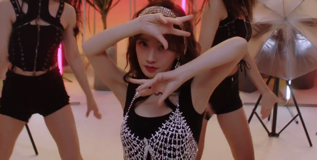 冯提莫|冯提莫全新歌曲《窥》正式上线，MV看点十足，动感舞蹈刷新认知！