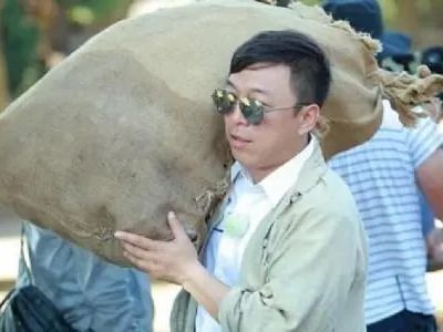 薛之谦|5位没“偶像包袱”的明星，邓超竟去路边贴膜，雷佳音是各种自黑