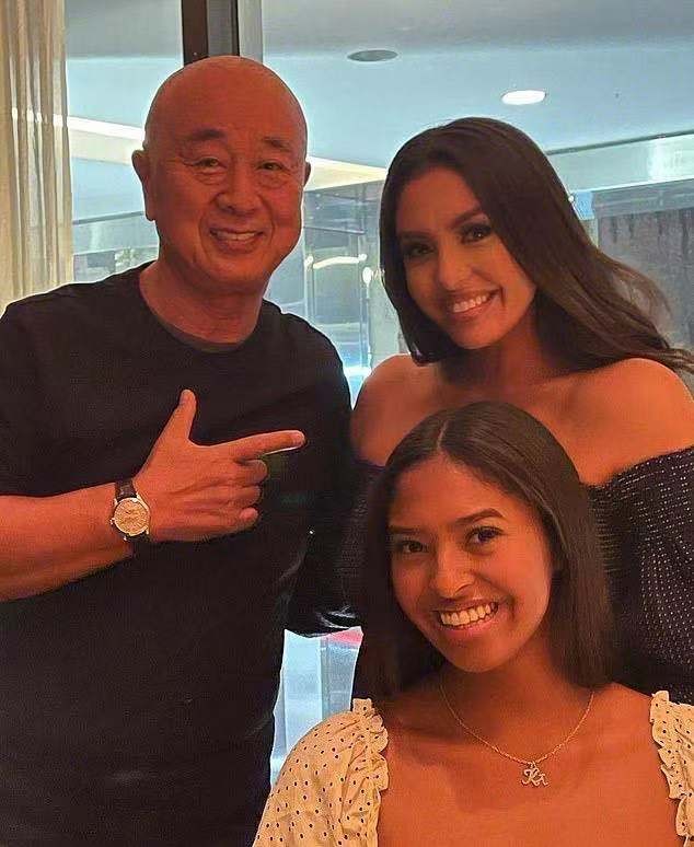 时尚风行派|科比遗孀带女儿们出街!黑色低胸裙性感且清凉,挎黑包名媛范满分