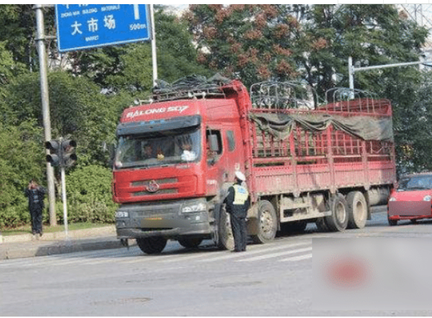 跟在货车后面闯红灯,会收到罚单吗?交警一句话点破答案