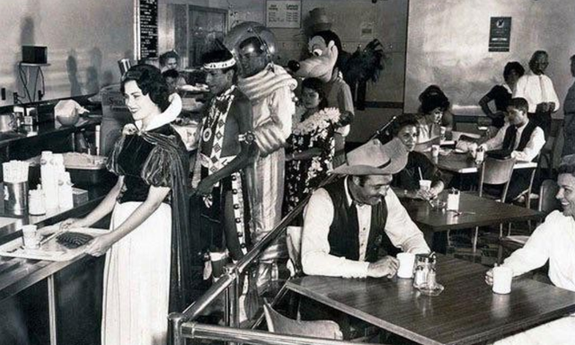 月球 拥有三条腿的男人是什么样子？11张罕见照片，让你“大开眼界”！