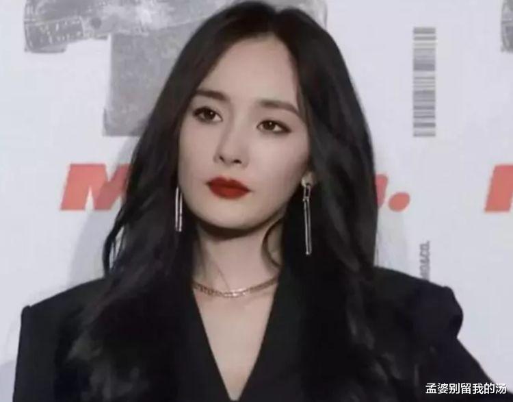 杨幂|杨幂离开10级美颜就崩了？看看路人镜头下的她，抓拍过于真实！