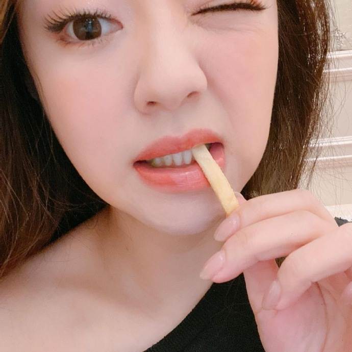 安以轩|40岁安以轩太冻龄！晒开工美照，肤色红润这保养程度绝了