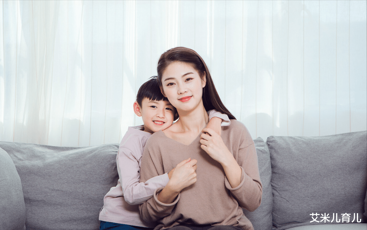 “佛媛”之后又现“幼儿媛”?女子穿着清凉去幼儿园接小孩,引网友质疑
