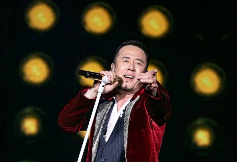 杨坤|杨坤与白雪分手后开始走红，那英介绍张惠妹给他，见面时却喝醉了