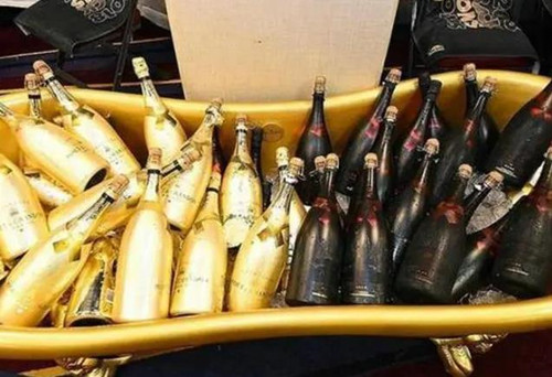 上海女孩KTV狂喷150瓶香槟,消费12万后赖账,父亲存款仅够赔一半
