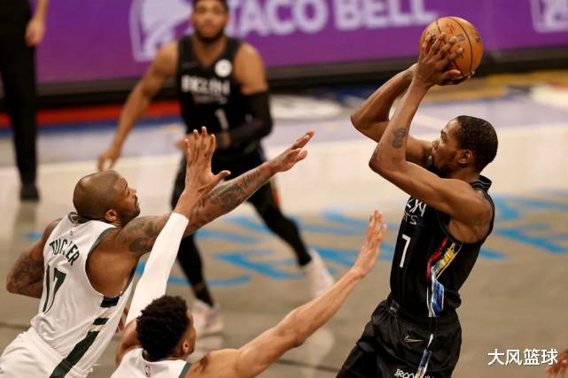 雄鹿队|脸红吗？20中7砍17分，在场输33分，现在看来，你只适合打常规赛