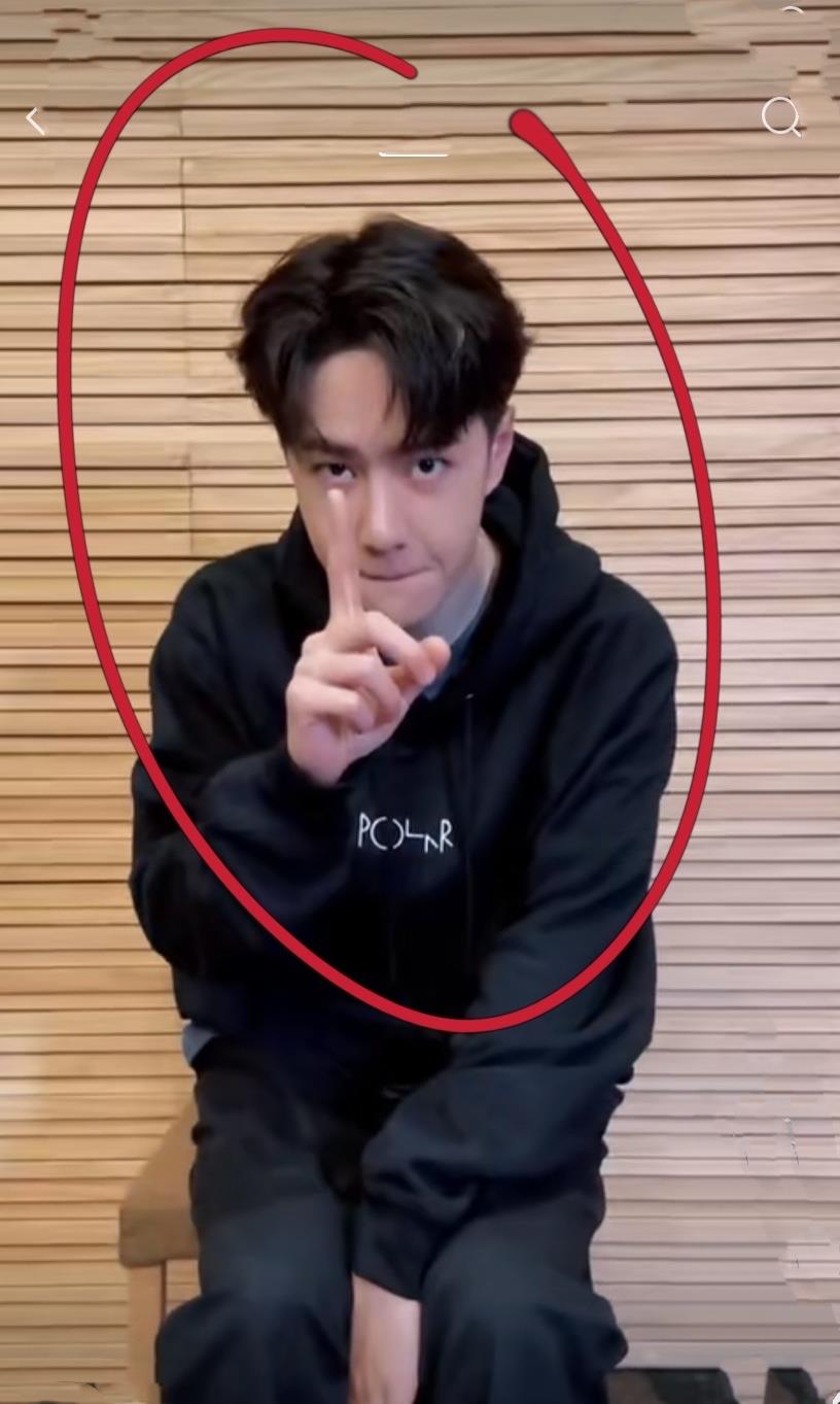 王一博|王一博是“变装”视频！库存太多忙清理，表情拽拽的像小孩