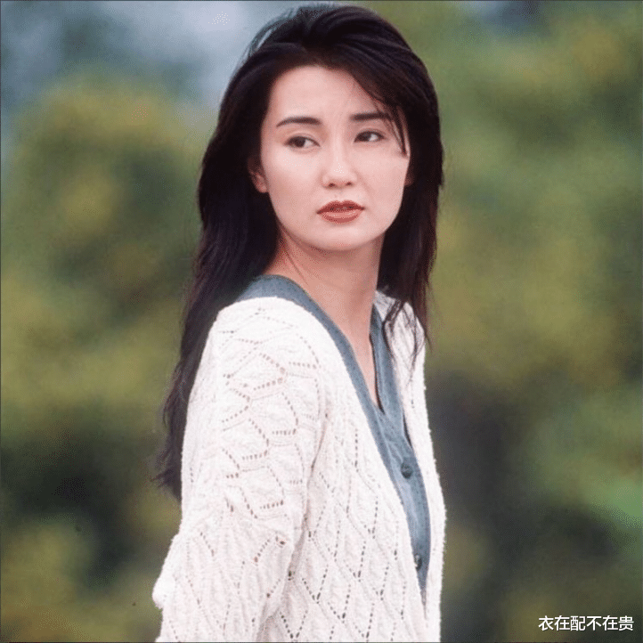衣在配不在贵|张曼玉的身材过于骨感，穿紧身背心但腰带“太靠下”，显得腰很长