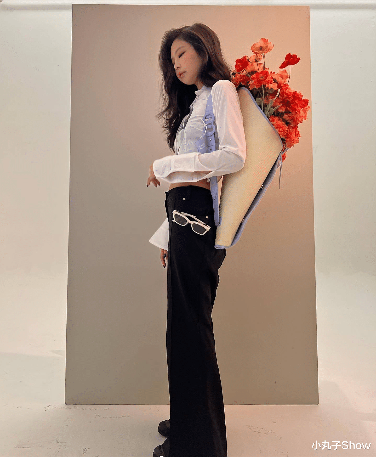 金智妮|墨镜代言妮上线!Jennie金智妮晒露脐装美照,小蛮腰细得太惊人