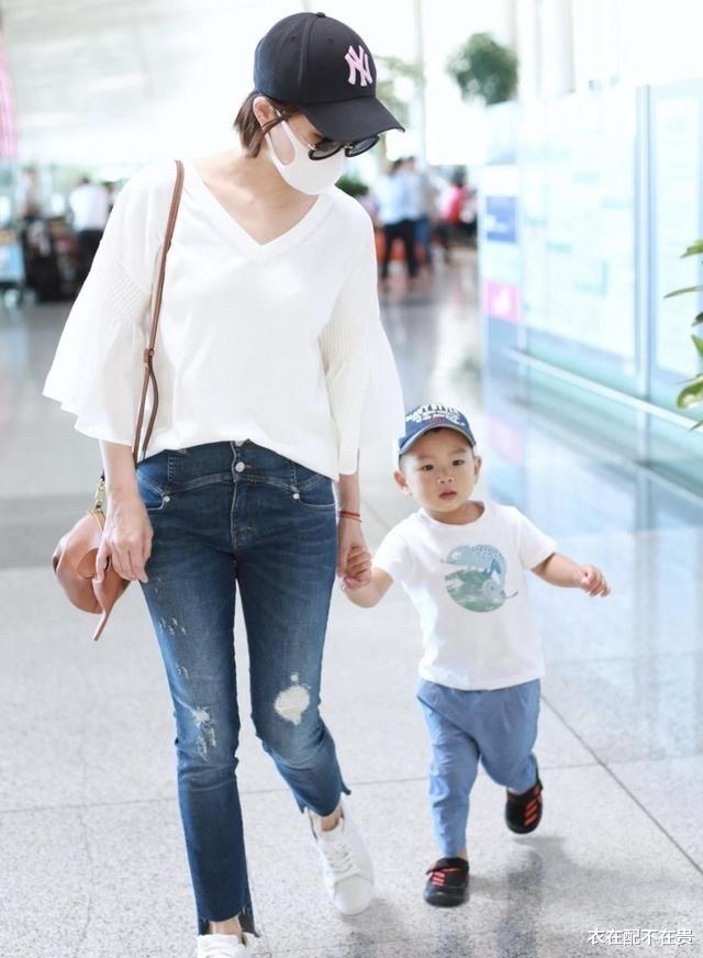 衣在配不在贵 佟大为真有福气，老婆关悦穿牛仔裤走机场，42岁身材还像个小姑娘