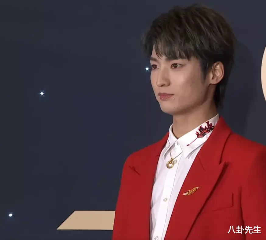 景甜|时尚先生盛典：张雨绮状态差，郭采洁发型翻车，龚俊王子异撞衫