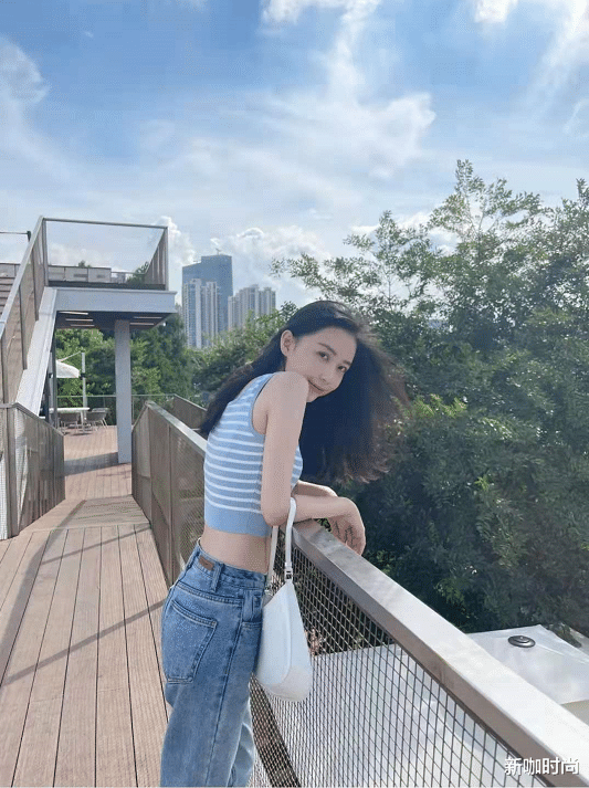 新咖时尚|潘玮柏空姐老婆真会穿，露脐背心搭牛仔裤，这身材我酸了