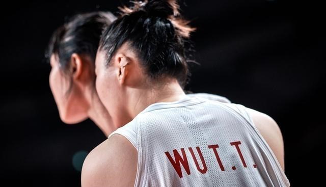 雪落无尘谈|太遗憾！后卫挖坑，一姐梦游，三大中锋合砍36+15女篮仍然出局