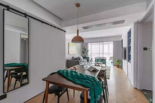 |89平借用厨房空间将干区移到卫生间外，将电视墙改为柜子隔断