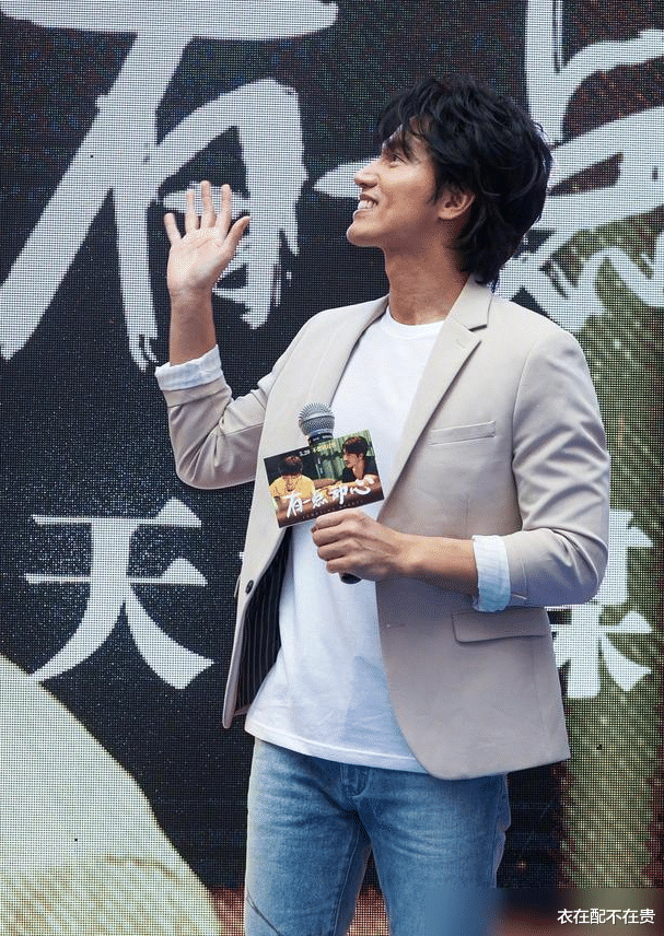 西装|言承旭20年不换发型,穿米色西装配牛仔裤很显嫩,不愧是冻龄男神