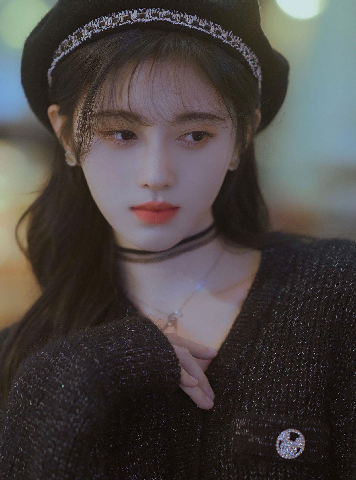 时尚专用小马甲|鞠婧祎最新美照释出,黑色贝雷帽配小香风上衣,清甜漂亮!