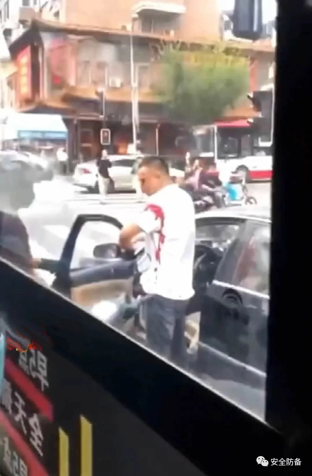 案件通报 因交通纠纷，开车男动手打人后被骑车男小刀划喷血，路人：该