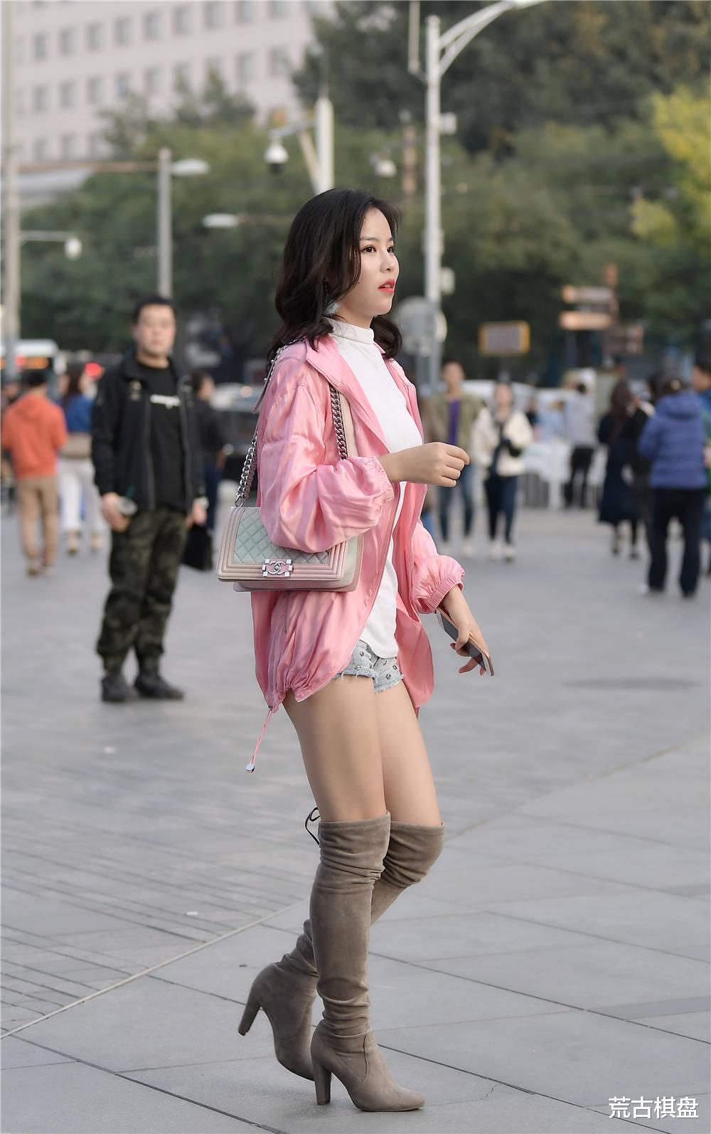 荒古棋盘 毛边牛仔短裤，搭配粗跟过膝长靴，是秋天的时尚穿搭