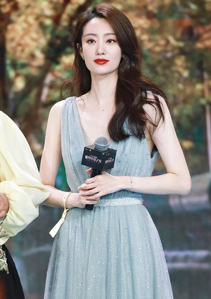 何有强|张小斐“火”了后衣品更好了，一袭浅蓝色礼服清新浪漫，高级精致