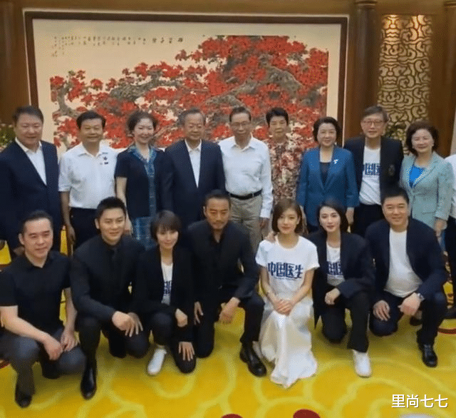 里尚七七|钟南山罕见携妻子现身，梳大背头站C位，妻子穿花衬衫依偎他身边