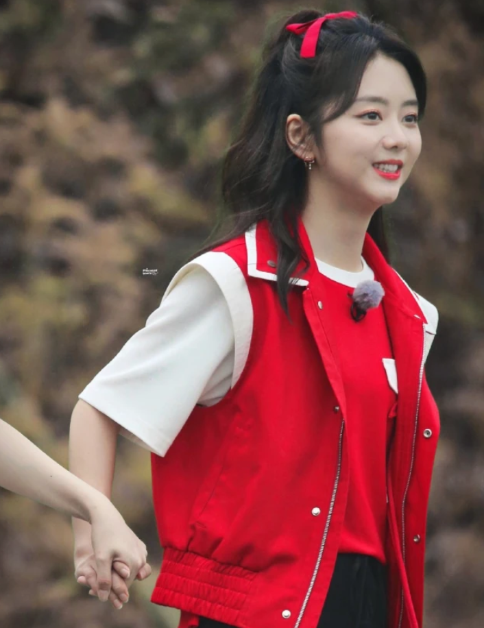 谭松韵|《奔跑吧》谭松韵和杨颖同框，差距一目了然，确定两人只差一岁？