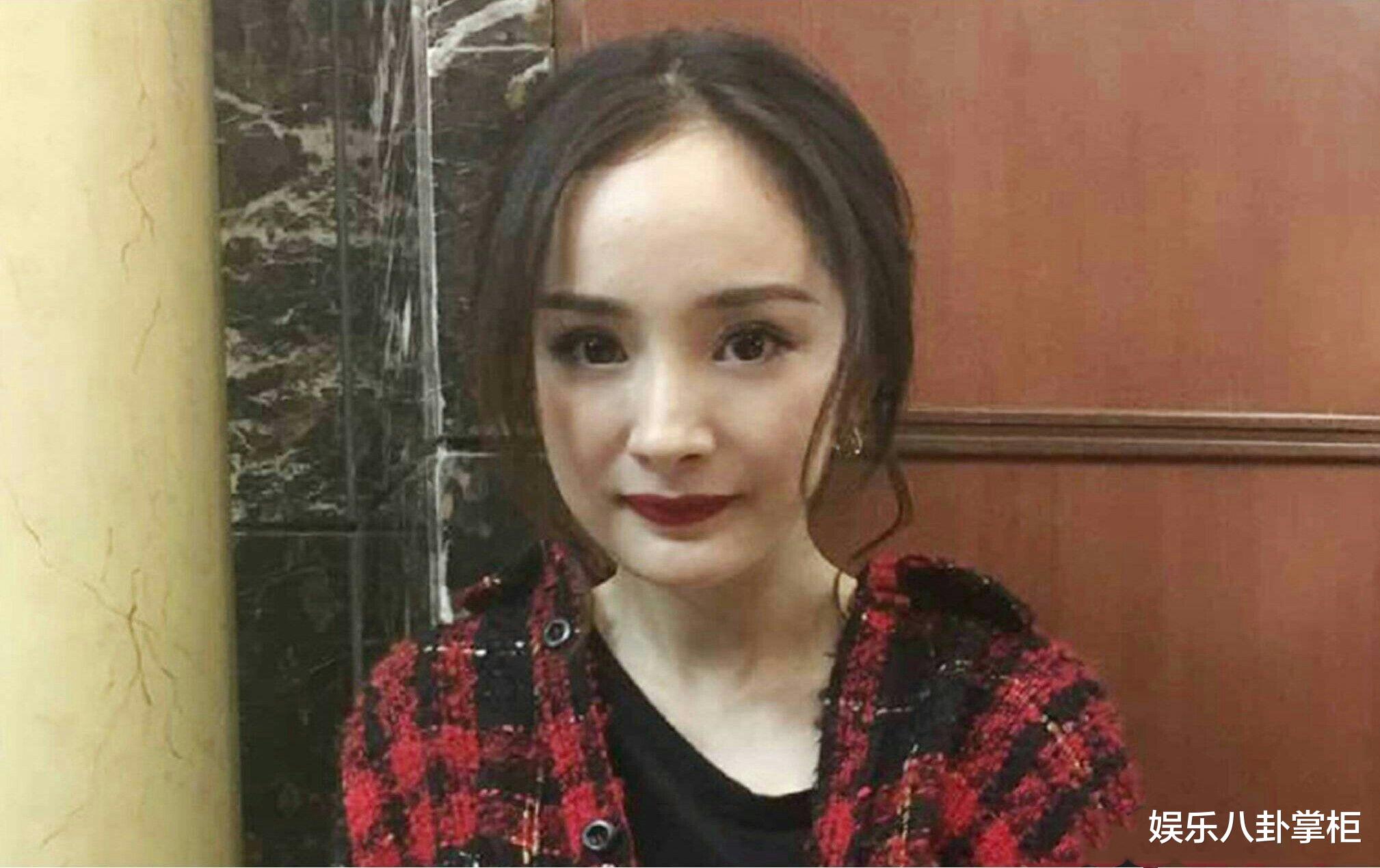 杨幂|杨幂遭粉丝抵制的背后：35岁的嘉行一姐，在事业瓶颈前很无力