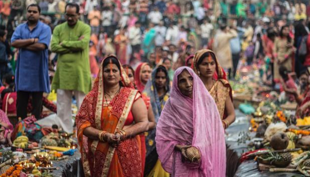 英国 印度一妇女，49年为爱守空房，退休后做饭放牛，却配12名顶级保镖